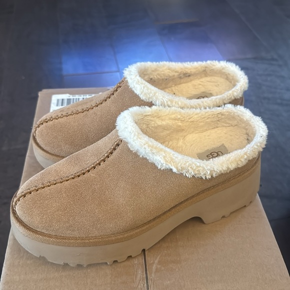 Ugg clog chest great condition —“New Heights City clog” size 9 - Picture 2 of 4